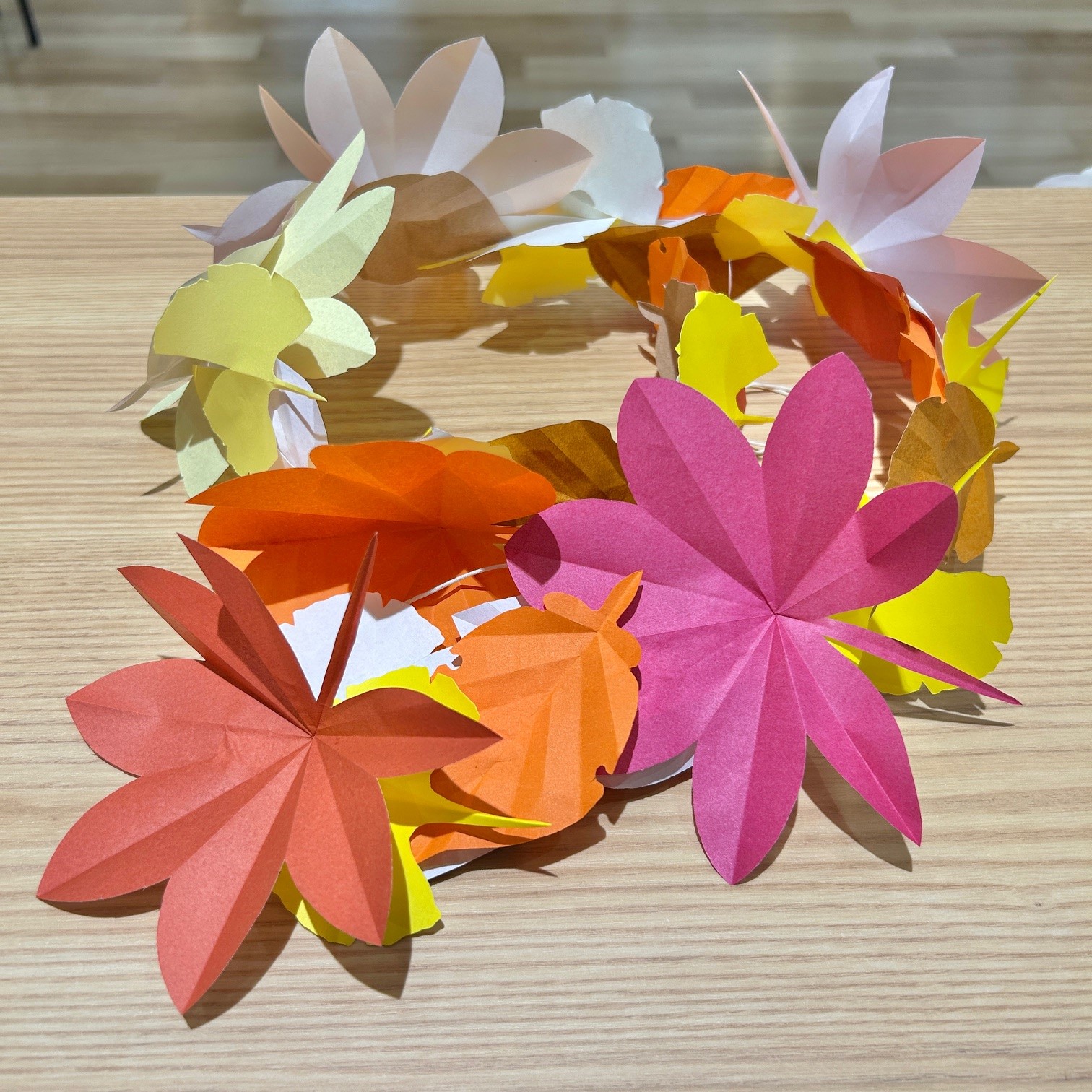 折り紙工作　秋のモビール